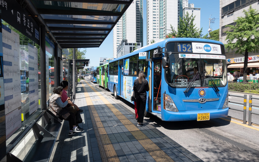 Trắc nghiệm Từ vựng Địa điểm trong thành phố Tiếng Anh 6 Right on! 0 20